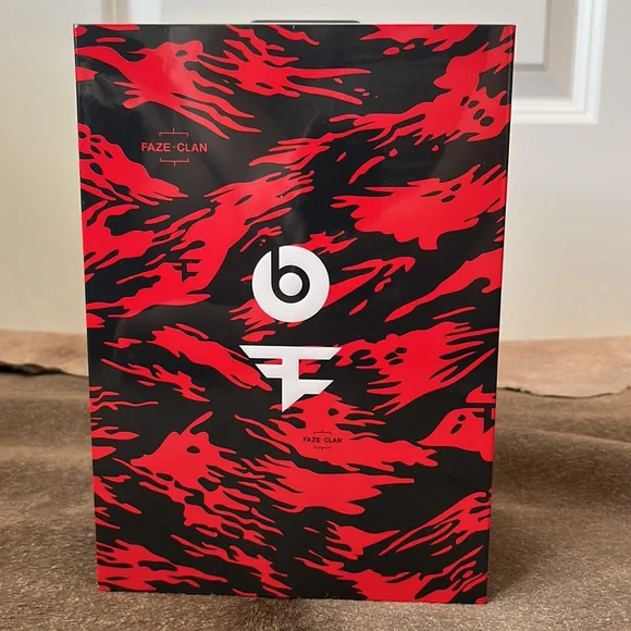 BEATS / FAZE CLAN Studio3 Wireless Headphones - Picture 2 of 6